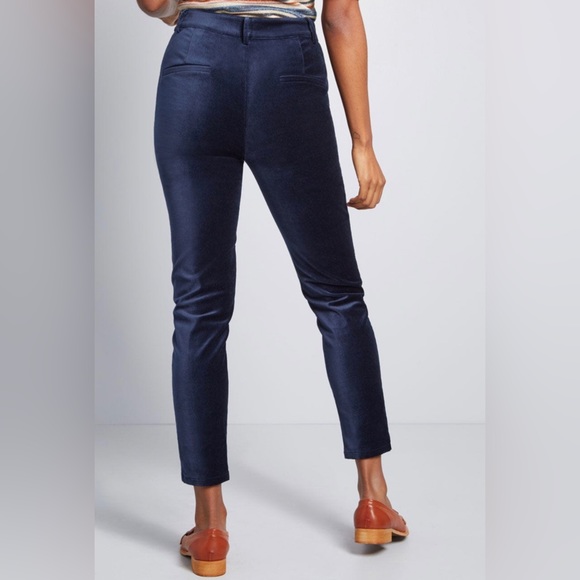 Modcloth Richmond Velvet Pants in Dark Navy. Size 8. - Picture 2 of 7